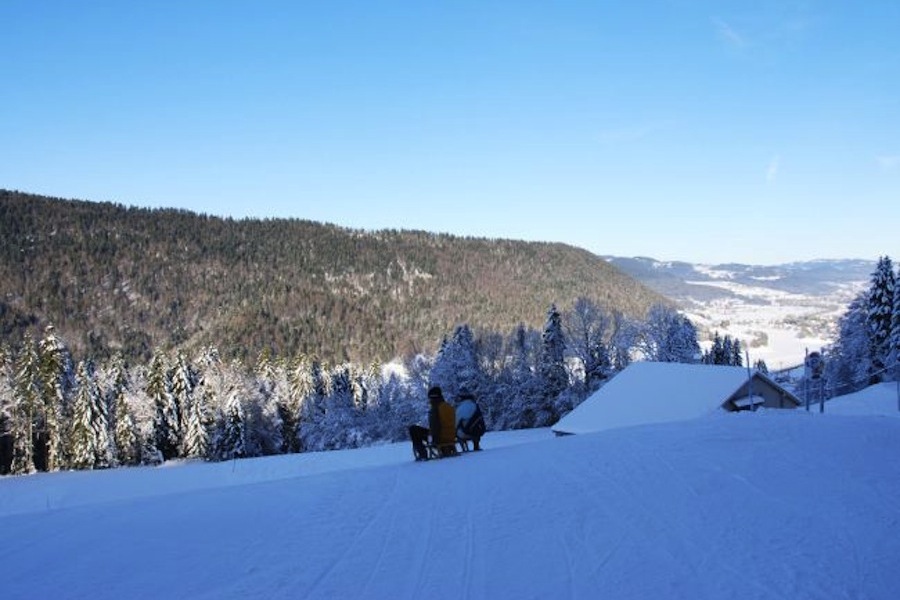 Schlitteln im Skigebiet von La Robella, Val-de-Travers, Neuenburger Jura